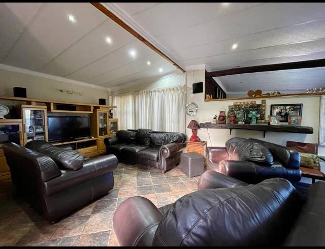 4 BEDROOM HOUSE FOR SALE IN THREE RIVERS EAST